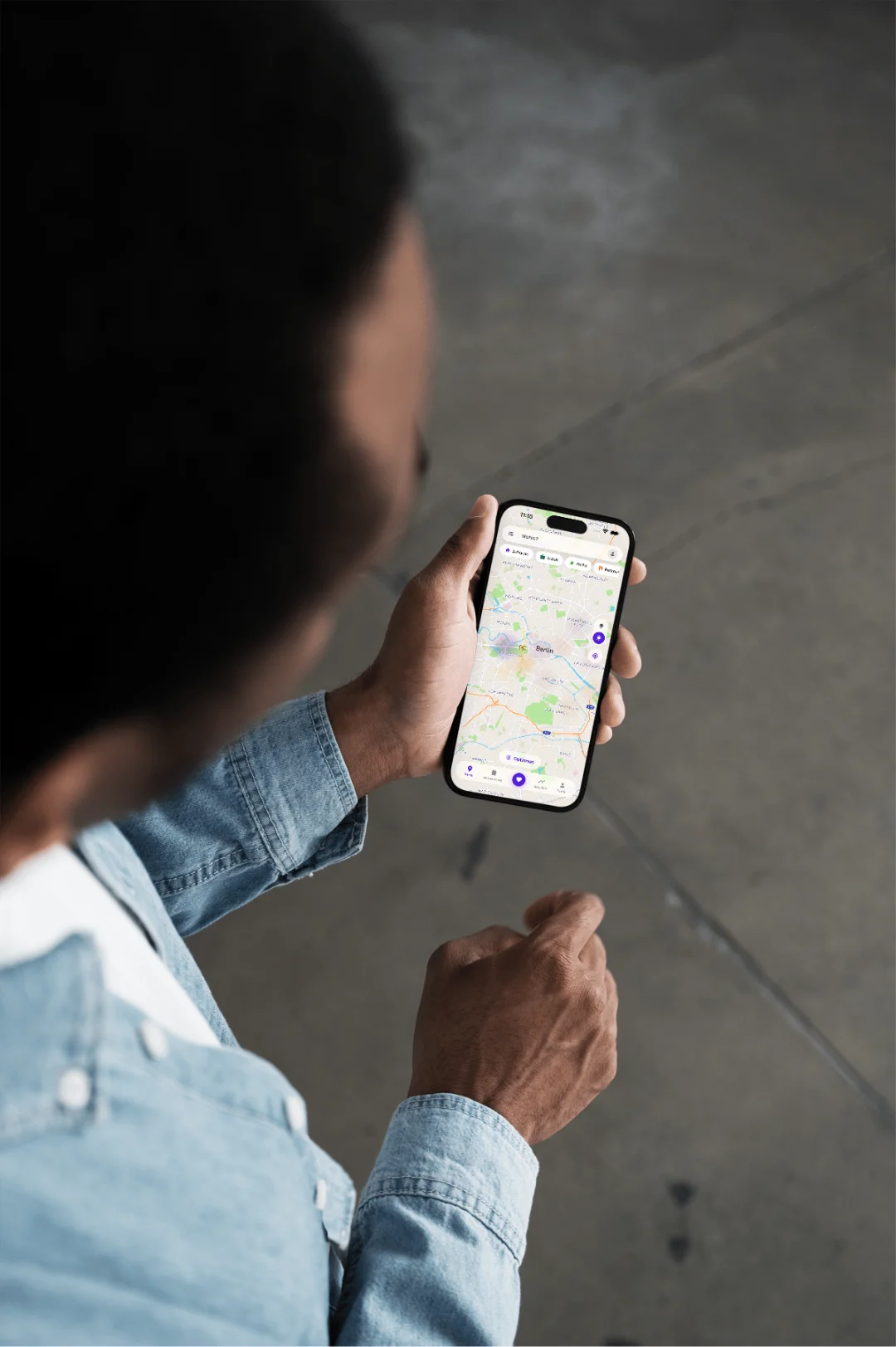 Person navigiert mit der Pathways-App